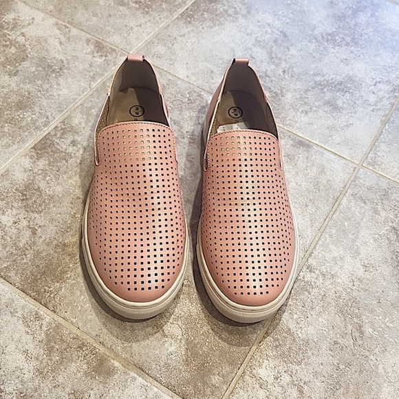 🆕 Hush Puppies Manda perforated leather slip on sneakers flats blush pink - Picture 2 of 12